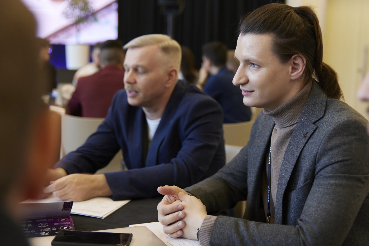 Добрый день, друзья! ☀️
Сегодня хочу обсудить тему гибридного рабочего режима | Сетка — социальная сеть от hh.ru