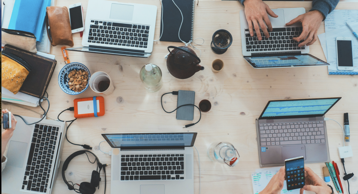 Приложения, платформы и гаджеты, которые помогут осознанной продуктивности — о который мы писали недавно, пересказав эссе Анн-Лор Ле Кунф, основательницы Ness Lab https://clck | Сетка — социальная сеть от hh.ru