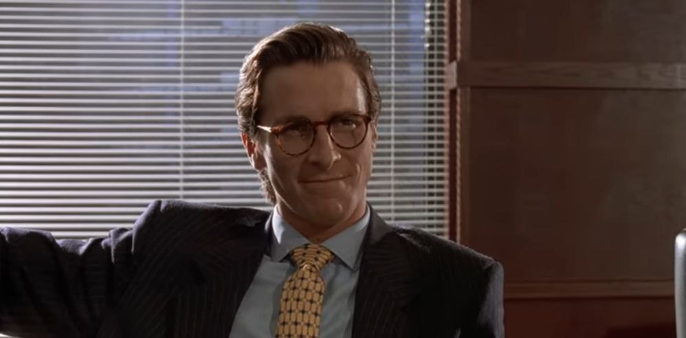 В поисках нового фильма на разбор обратилась в интернет, где нашла фильм "Американский психопат". Думаю, посмотрим. Фильм жуть, но дизайна правда немало
Начнём с самого образа Бейтмана | Сетка — социальная сеть от hh.ru