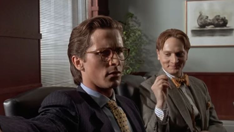 В поисках нового фильма на разбор обратилась в интернет, где нашла фильм "Американский психопат". Думаю, посмотрим. Фильм жуть, но дизайна правда немало
Начнём с самого образа Бейтмана | Сетка — социальная сеть от hh.ru