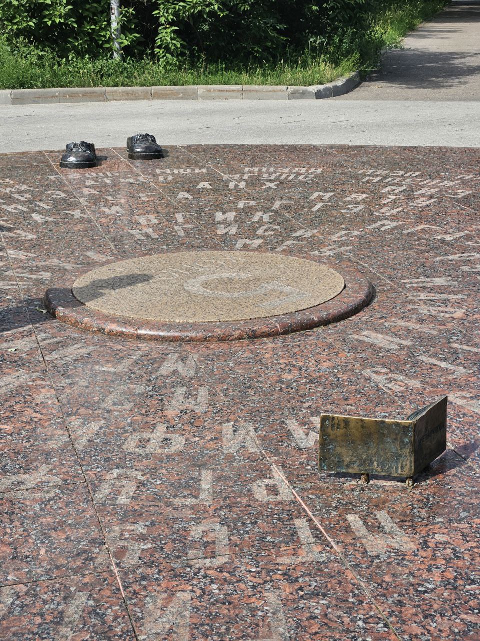Немного сегодняшнего настроения ♥
Кстати, кто живет в Москве, вы знали, что у нас есть Памятник студенческим приметам?)
27 июня 2008 года, в День Молодежи, в парке 850-летия Москвы в Марьино открыли п... | Сетка — социальная сеть от hh.ru