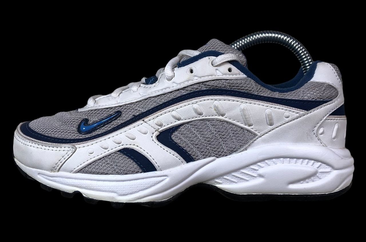 Следующий яркий элемент — кроссовки. Их показывают мельком, но я почему-то была уверена, что это найки | Сетка — социальная сеть от hh.ru