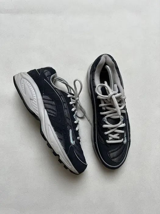 Следующий яркий элемент — кроссовки. Их показывают мельком, но я почему-то была уверена, что это найки | Сетка — социальная сеть от hh.ru