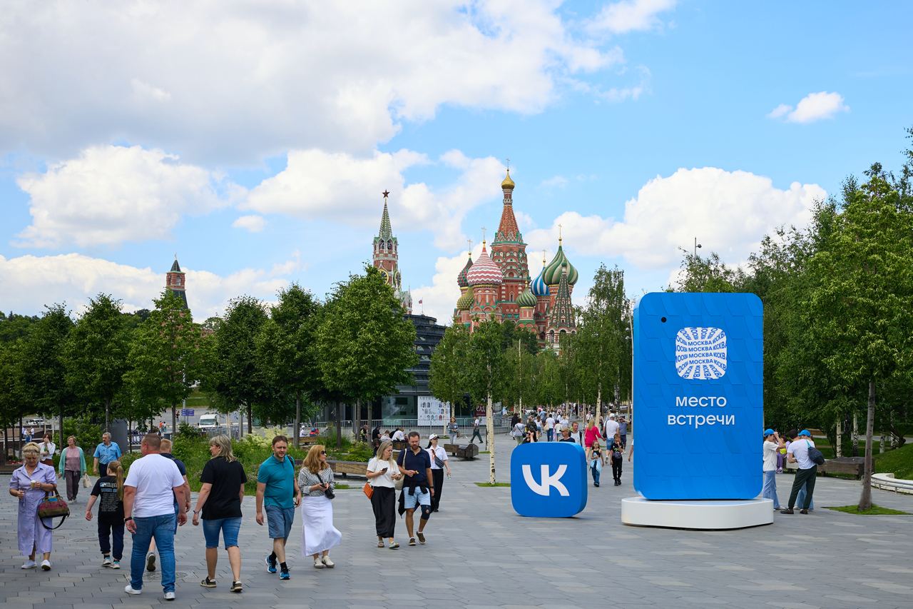Вы видели проект VK Порталы? В 2022 году их установили в первый раз сразу в 10 городах. Жители и гости городов могли просто подойти к ним, поболтать, познакомиться или встретиться с близкими | Сетка — социальная сеть от hh.ru