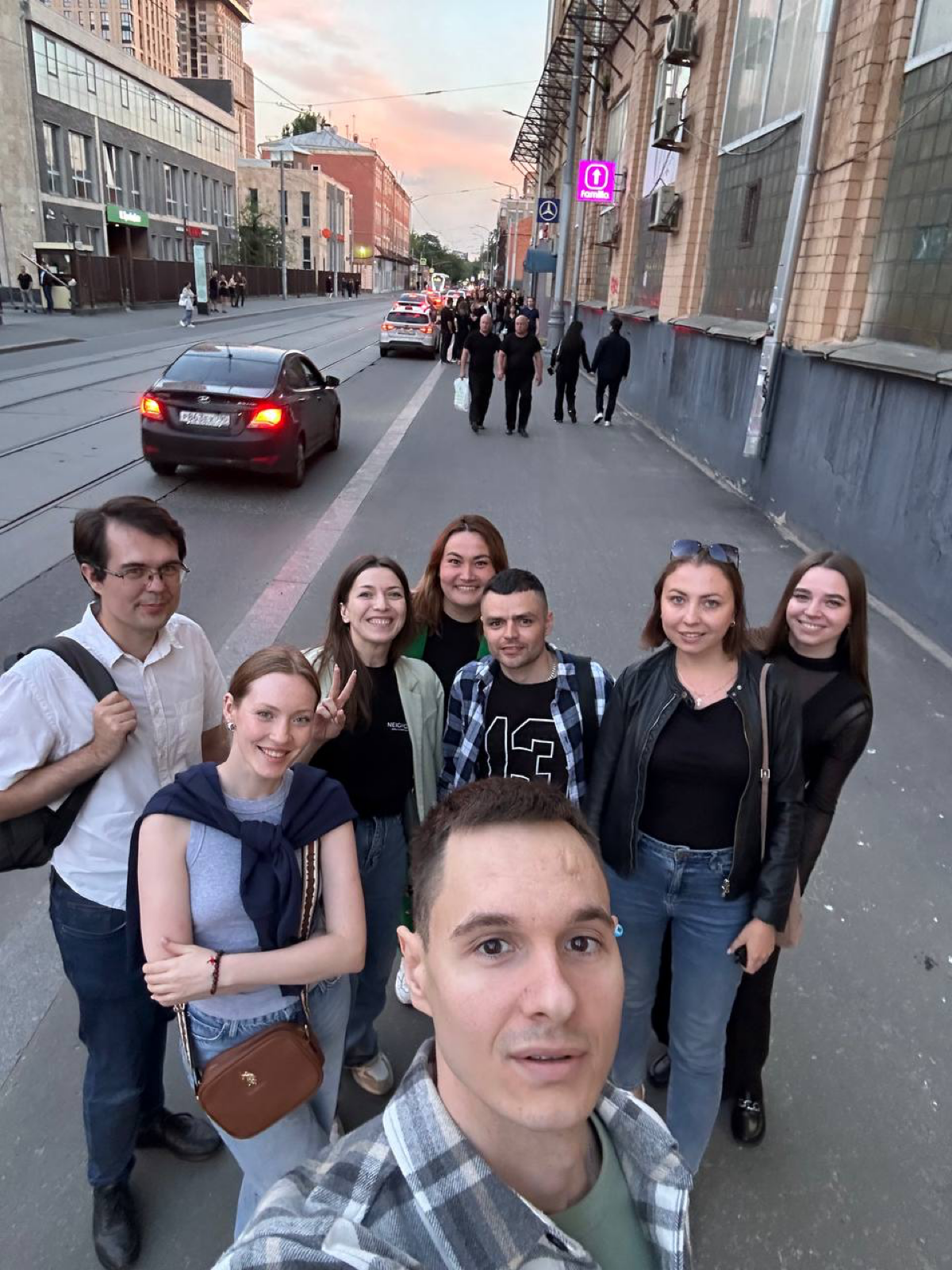 Пятница была настоящей пятницей 🔥
Сходили с коллегами на съемки StandUp на ТНТ, посмеялись, сменили маршрут и картинку 🥰
Закат тоже был волшебный ✨ | Сетка — социальная сеть от hh.ru