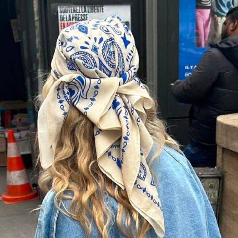 🧵Как носить платок летом?🧵
Обожаю носить платки! Один предмет - несколько вариантов ношения!
Платок можно повязать на голову разными способами
Можно завязать на сумку, тем более в этом году популярны ... | Сетка — социальная сеть от hh.ru
