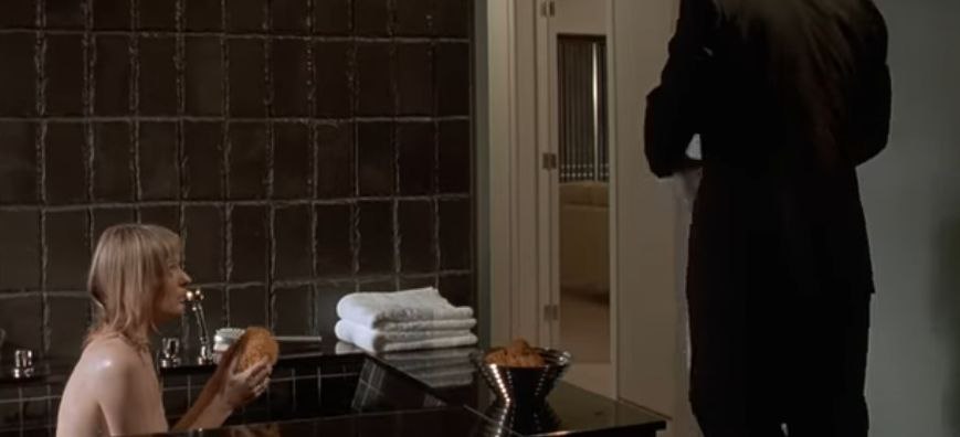 Ещё чуть-чуть про детали квартиры в Американском психопате 🪓🔪
В ванной видно чашу для губок из металла, которая красиво контрастирует в кадре | Сетка — социальная сеть от hh.ru