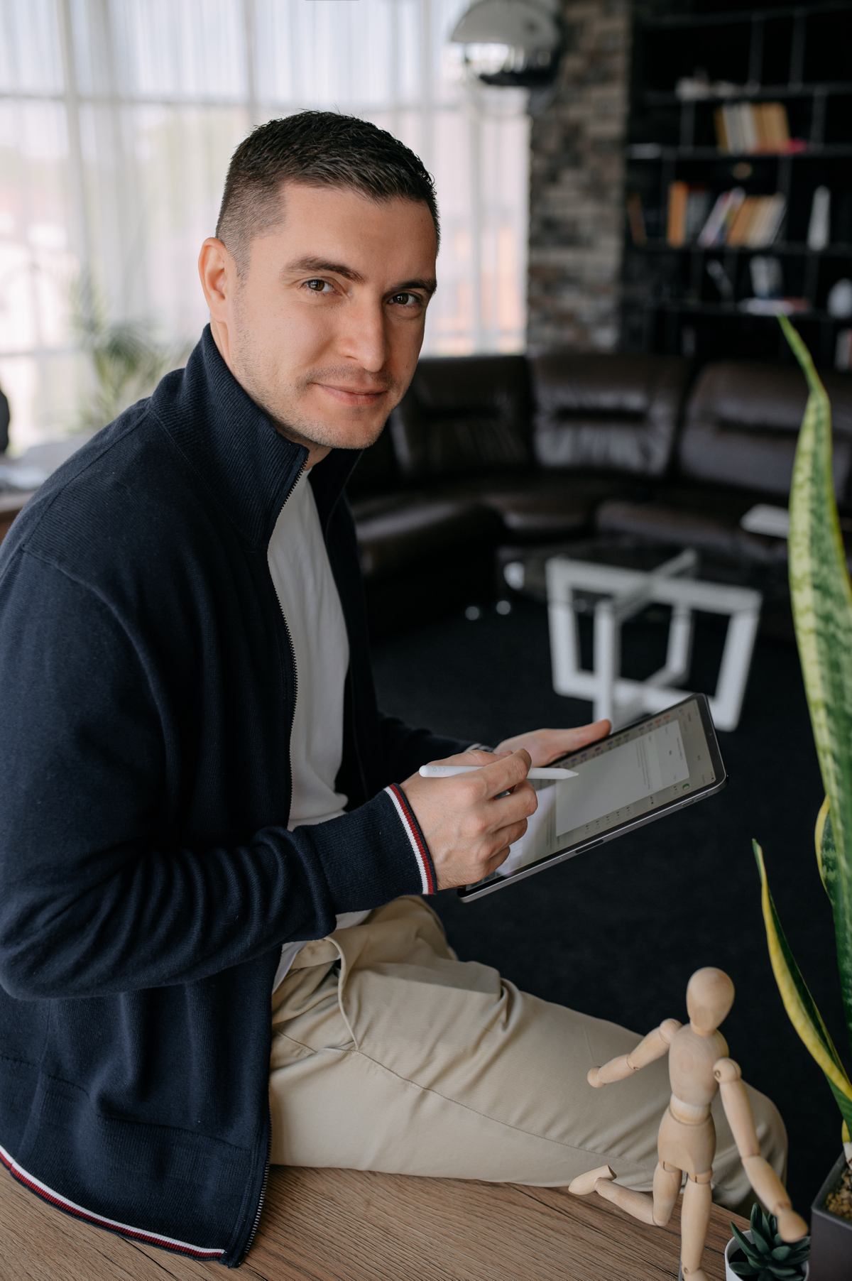 Ребята! Ищу продакта для проекта «На связи». 
Это стартап, который будем пилить на международный рынок | Сетка — социальная сеть от hh.ru