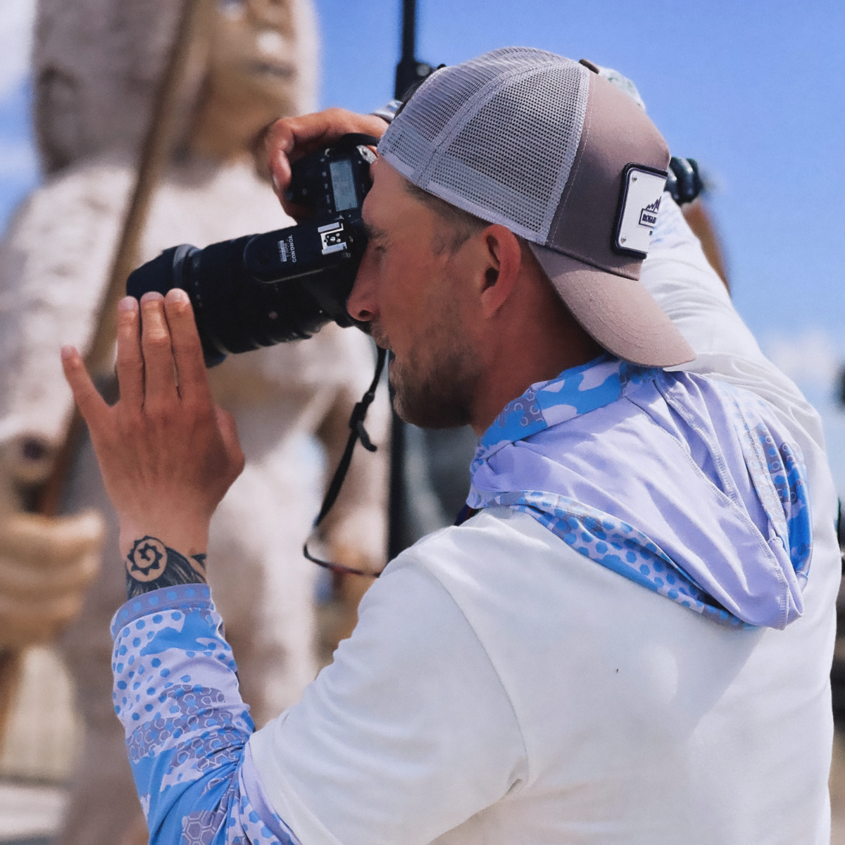 Я расскажу тебе о тьме внутри.
Продолжишь на меня смотреть ты, как на солнце?
Раскрою пред тобой миры вокруг.
В которых побывал. И свои роли.
Я расскажу тебе о том, как полюбил | Сетка — социальная сеть от hh.ru