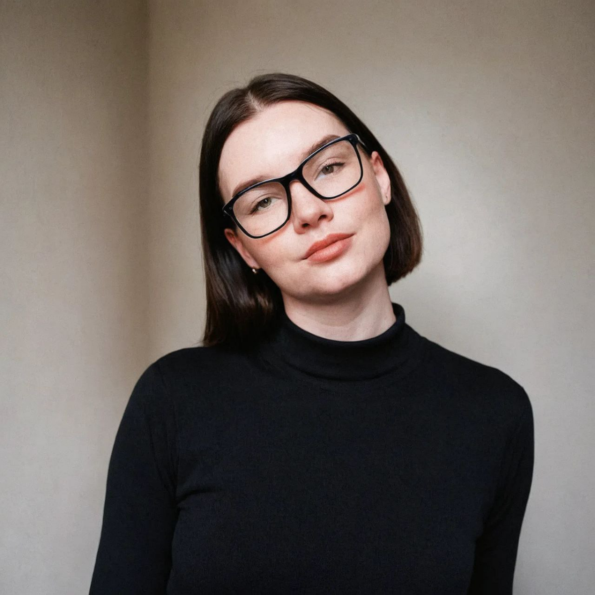 Нейросеть, которая, честно говоря, пугает меня.
 
Replicate Consistent Character создаёт ваш аватар, маскота, лицо бренда, называйте как хотите | Сетка — социальная сеть от hh.ru