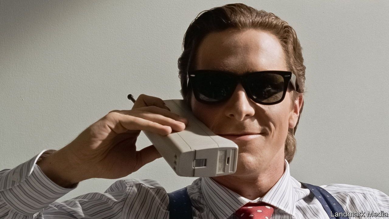 Мы регулярно в фильме видим первые мобильники. Например, у Патрика есть Моторола DynaTAC 8000X (весил он 800 грамм почти), этот телефон впервые появился в 1973 году | Сетка — социальная сеть от hh.ru