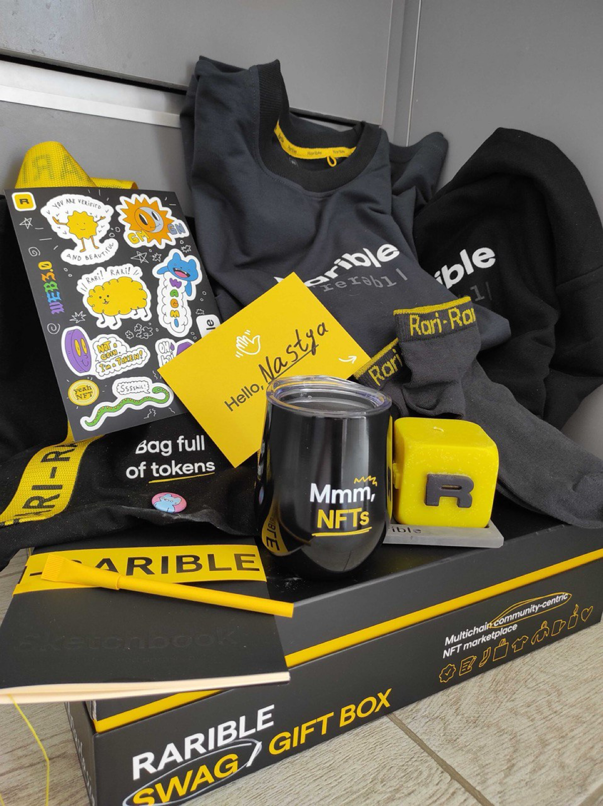 А в вашей компании дарят новым сотрудникам welcome box? Оцените подарочный набор, который мы создали для компании Rarible. Свеча в уникальном дизайне с запахом табак ваниль😁 | Сетка — социальная сеть от hh.ru