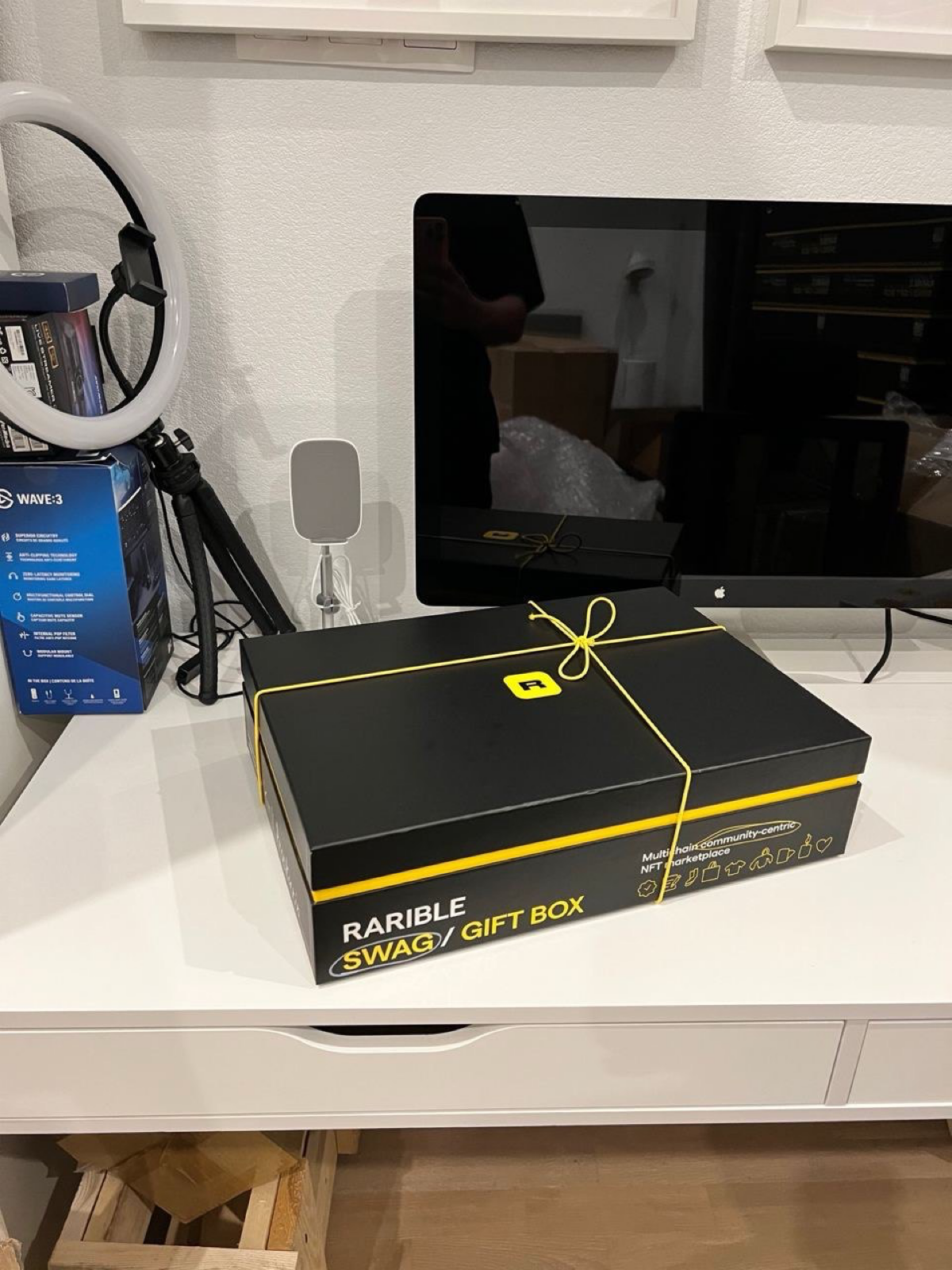 Классный welcome box для компании Rarible! Прилагается в подарок всем новым сотрудникам! Из уникального: свеча кубик с запахом табака и ванили. Все в фирменных цветах бренда | Сетка — социальная сеть от hh.ru