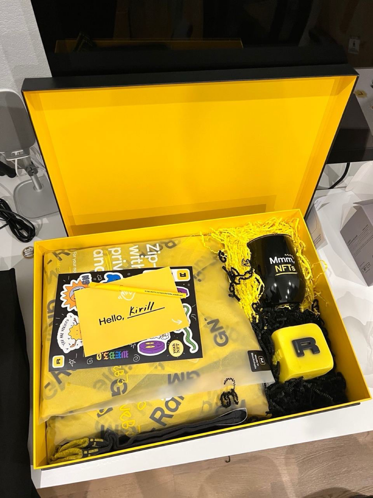 Классный welcome box для компании Rarible! Прилагается в подарок всем новым сотрудникам! Из уникального: свеча кубик с запахом табака и ванили. Все в фирменных цветах бренда | Сетка — социальная сеть от hh.ru