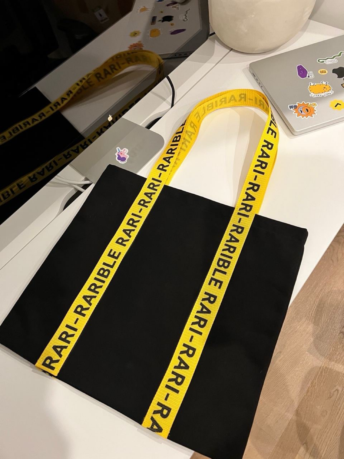 Классный welcome box для компании Rarible! Прилагается в подарок всем новым сотрудникам! Из уникального: свеча кубик с запахом табака и ванили. Все в фирменных цветах бренда | Сетка — социальная сеть от hh.ru