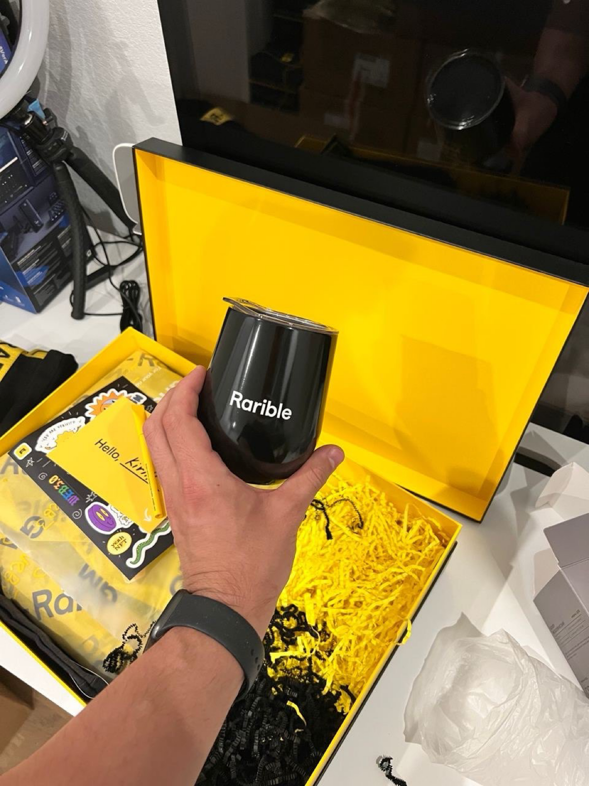 Классный welcome box для компании Rarible! Прилагается в подарок всем новым сотрудникам! Из уникального: свеча кубик с запахом табака и ванили. Все в фирменных цветах бренда | Сетка — социальная сеть от hh.ru