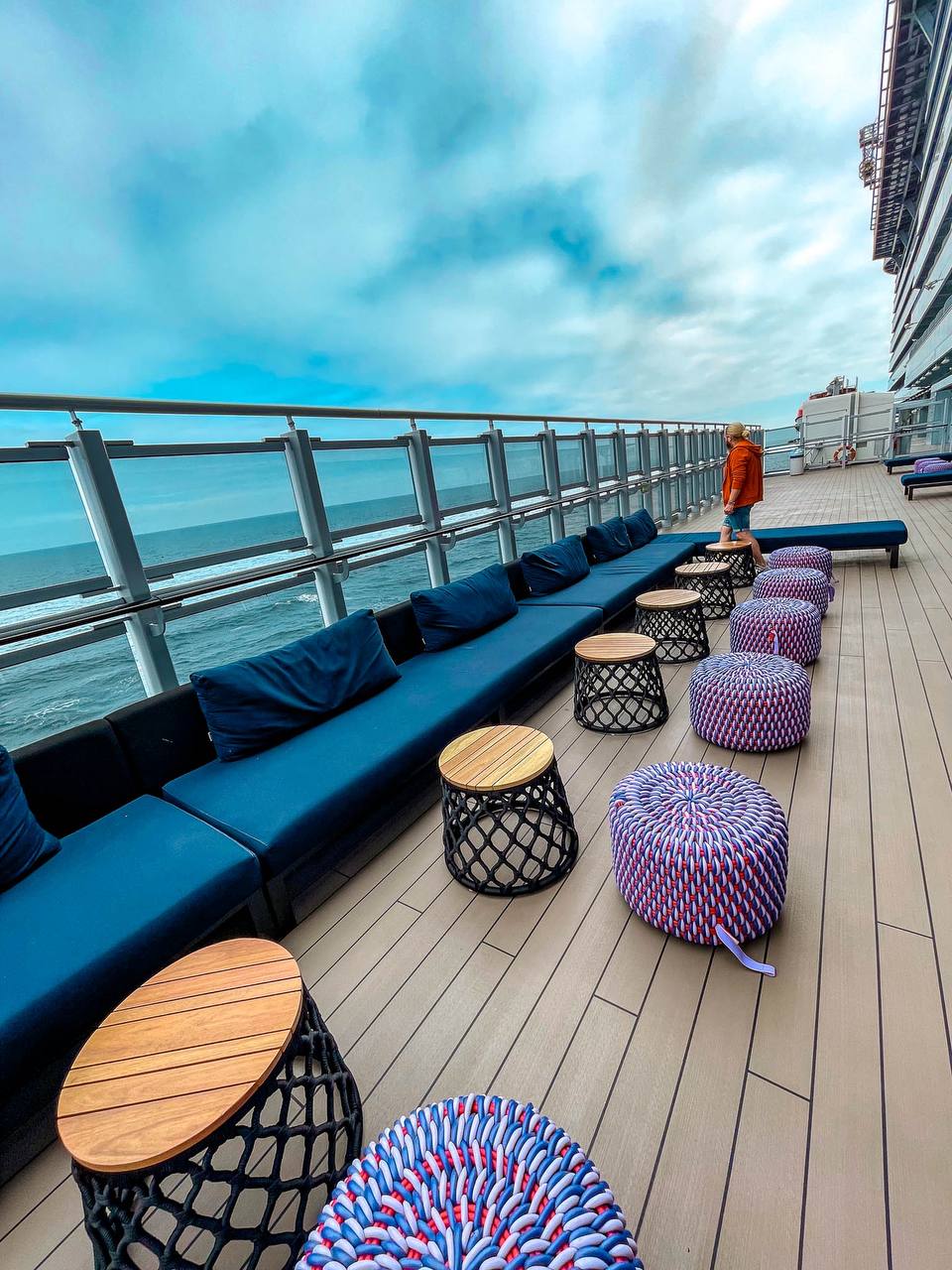 Компания Virgin Voyages на днях представила абонемент Scarlet Summer Season, который изменит наши взгляды на работу и досуг, превратив их в завидный образ жизни | Сетка — социальная сеть от hh.ru