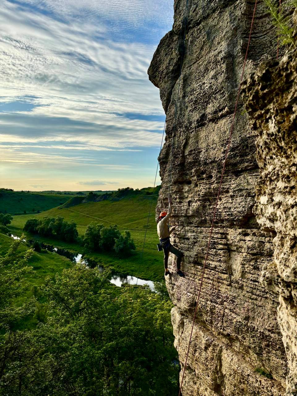 🧗‍♂️Как не сорваться
На скалу поднимаются ногами, а не руками, как можно подумать. Руками лезть привычно, но неэффективно: быстро выдыхаешься, руки устают, и ты срываешься. Ноги — главные помощники | Сетка — социальная сеть от hh.ru