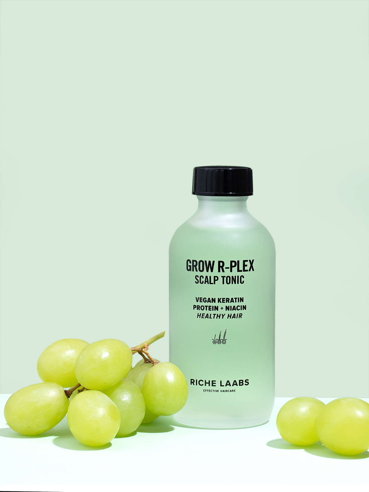 Ходит легенда, что если предметный фотограф покупает себе что-то из косметики, он не может этим пользоваться, пока не сфотографирует🤫 Подтверждаю! Эта баночка лежала полгода, ждала, пока у меня появит... | Сетка — социальная сеть от hh.ru