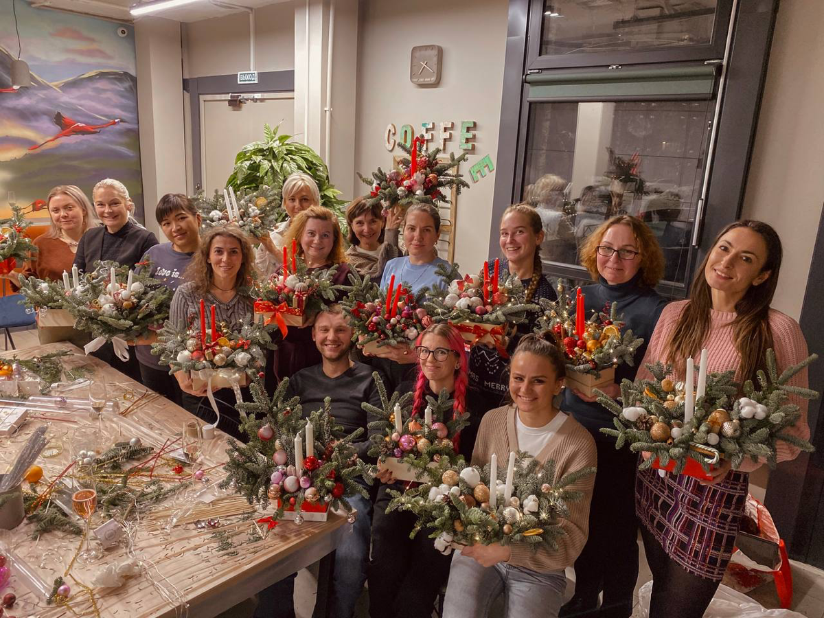 #HRбезмампапкредитов
Решила периодически делиться своими лайфхаками, как сделать красиво, когда живете по принципу уважаемого Дмитрия Медведева (денег нет, но вы держитесь!)
В том году мы подстроились... | Сетка — социальная сеть от hh.ru