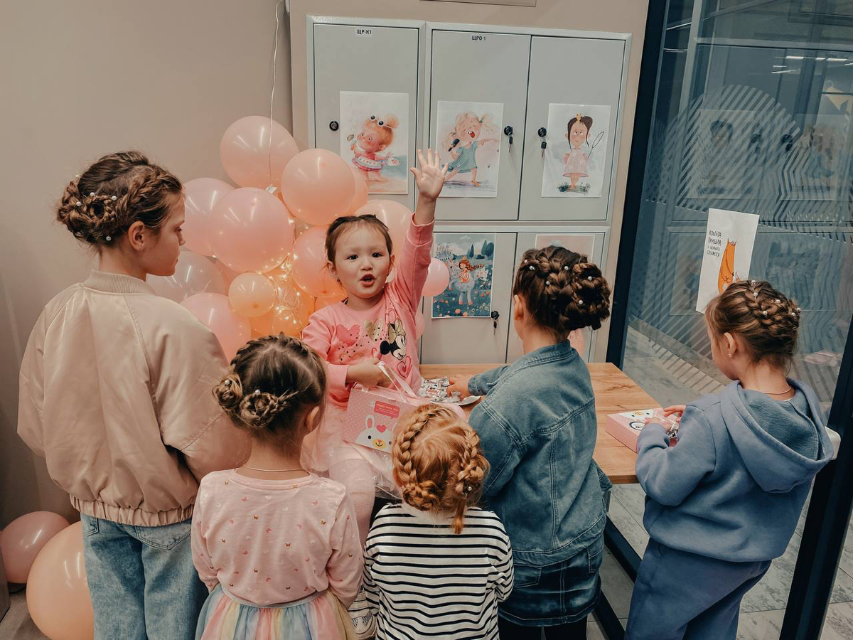 #HRбезмампапкредитов
Решила периодически делиться своими лайфхаками, как сделать красиво, когда живете по принципу уважаемого Дмитрия Медведева (денег нет, но вы держитесь!)
В том году мы подстроились... | Сетка — социальная сеть от hh.ru