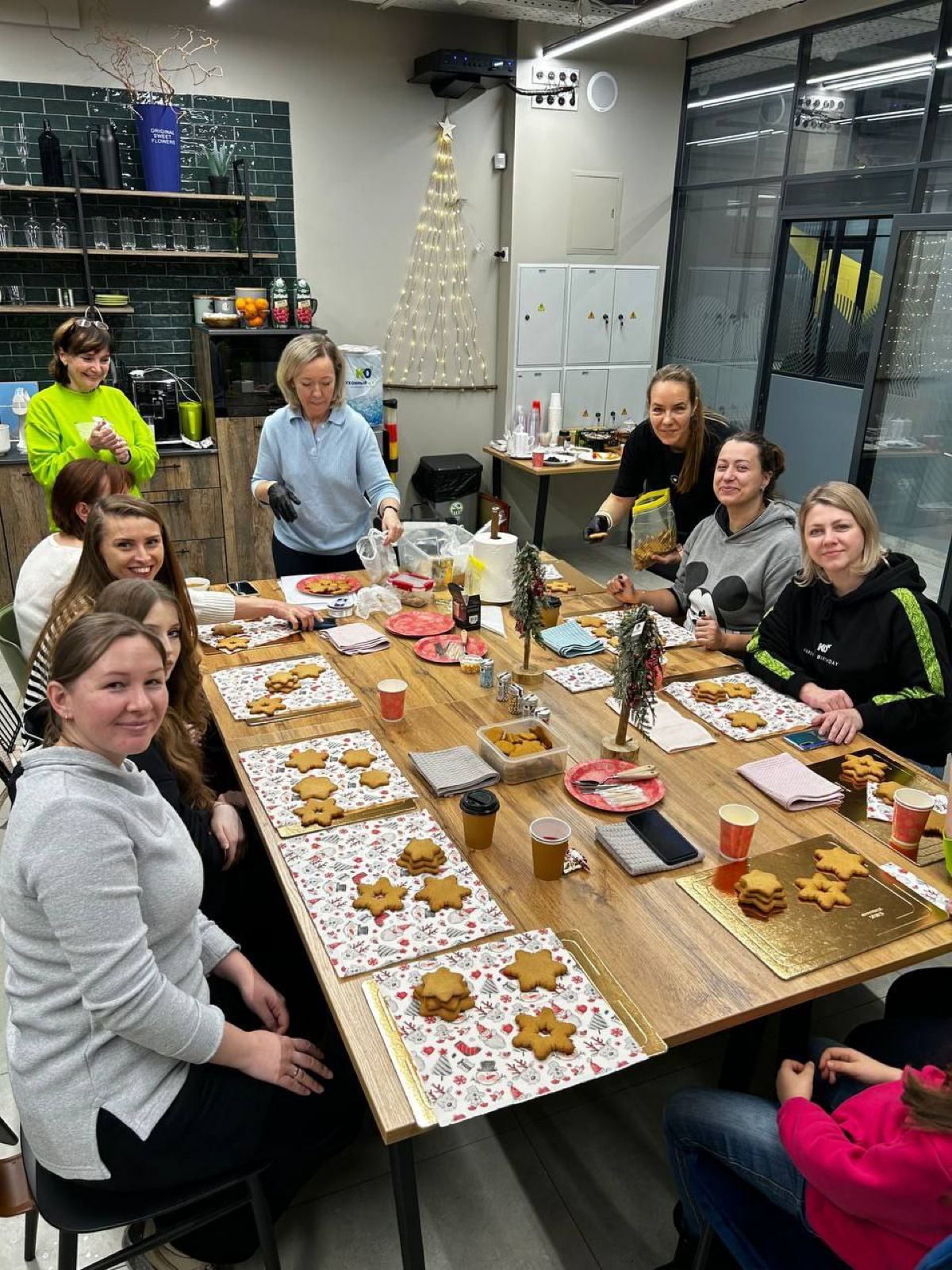 #HRбезмампапкредитов
Решила периодически делиться своими лайфхаками, как сделать красиво, когда живете по принципу уважаемого Дмитрия Медведева (денег нет, но вы держитесь!)
В том году мы подстроились... | Сетка — социальная сеть от hh.ru