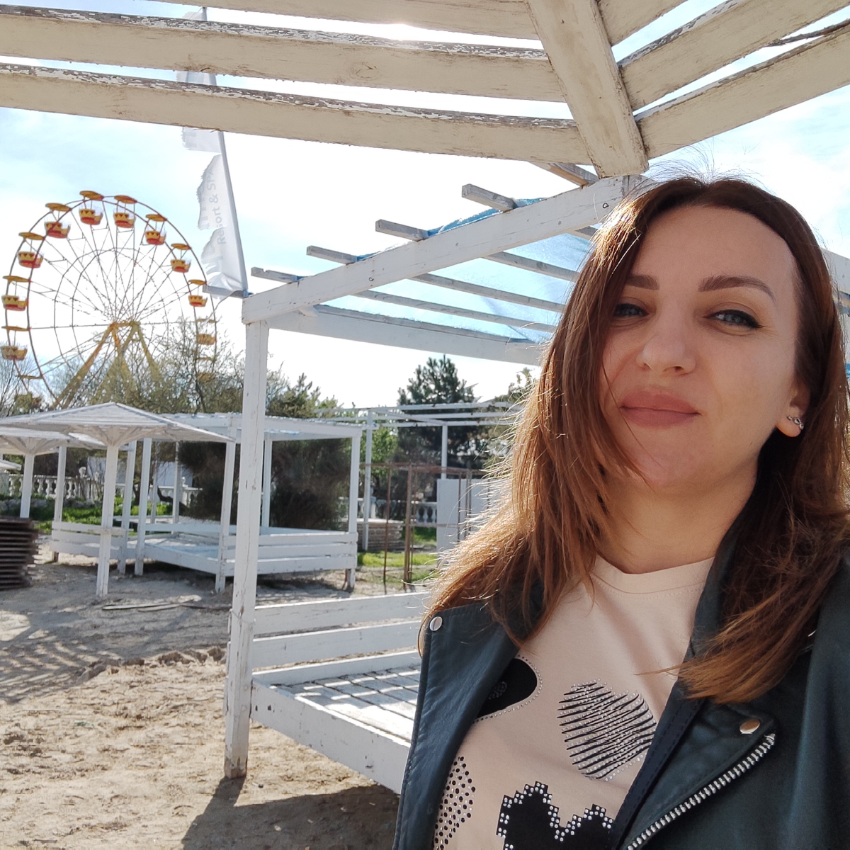 Привет! Меня зовут Инна, мне 38 лет и я трудоголик) Работаю копирайтером. Нравится. Но иногда кажется, что занимаю чье-то место. Возможно, это синдром самозванца, кто знает?. | Сетка — социальная сеть от hh.ru