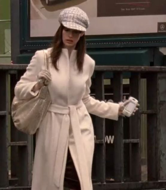 Телефонов тут ещё немало, но я сделаю ещё буквально 2-3 публикации про них 
Когда Энди прибарахлилась и стала модной красоткой, у неё поменялся и телефон | Сетка — социальная сеть от hh.ru