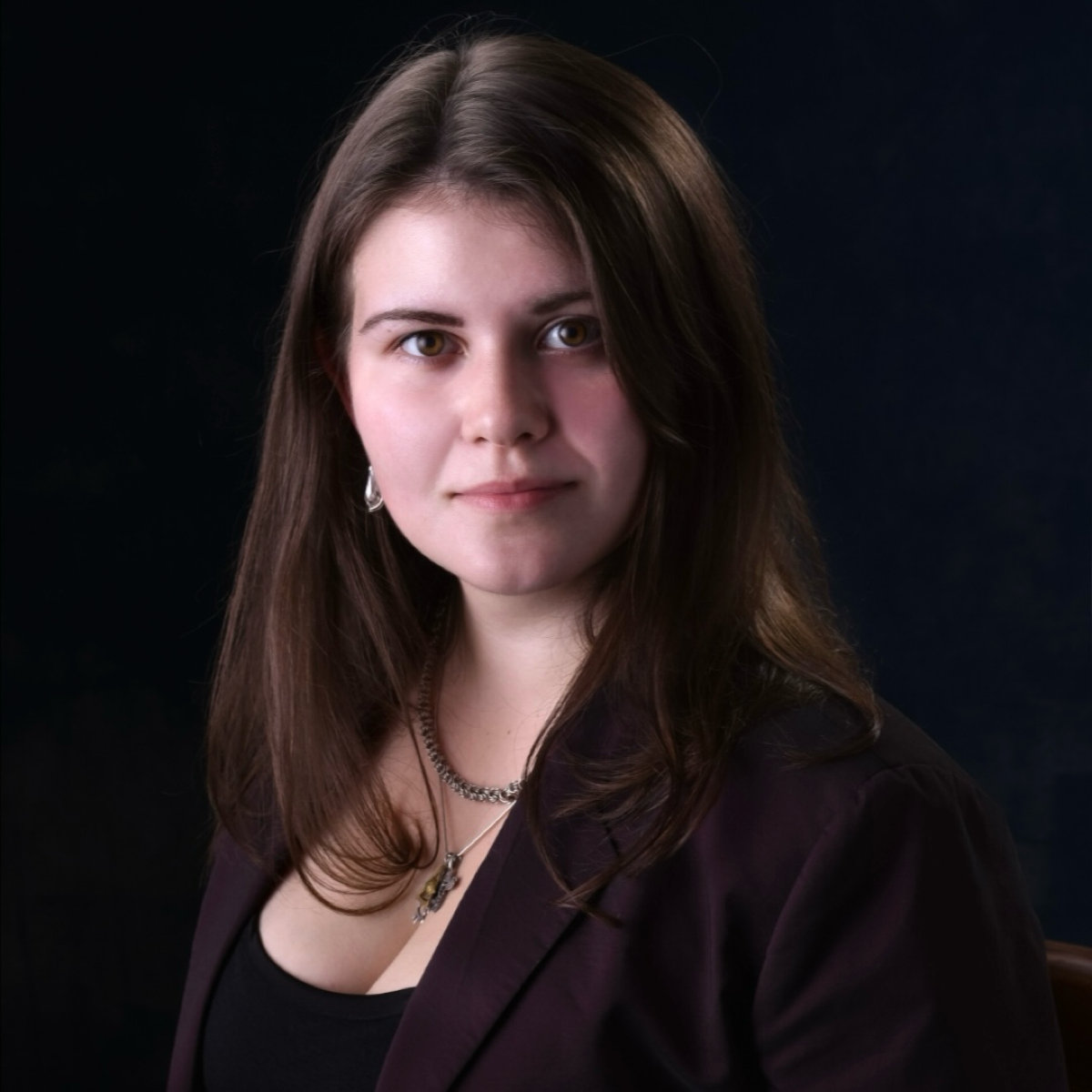 Я — Татьяна Шведова, и сегодня хочу рассказать вам немного о себе. Готовы? Поехали! 🚀
✨ Моя история 
Детство я провела с книгами по психологии, что и привело меня к моей текущей профессии | Сетка — социальная сеть от hh.ru