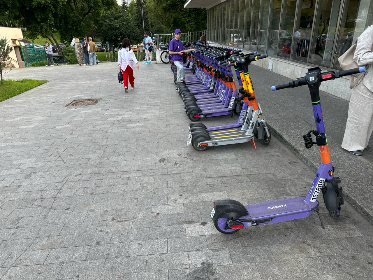 Удобство решает
Прикольное наблюдение, одна особенность обеспечивает лютый спрос 
Самокаты. У них у всех одно и тоже: подписка, поминутка, ограничения скорости и парковочные зоны | Сетка — социальная сеть от hh.ru