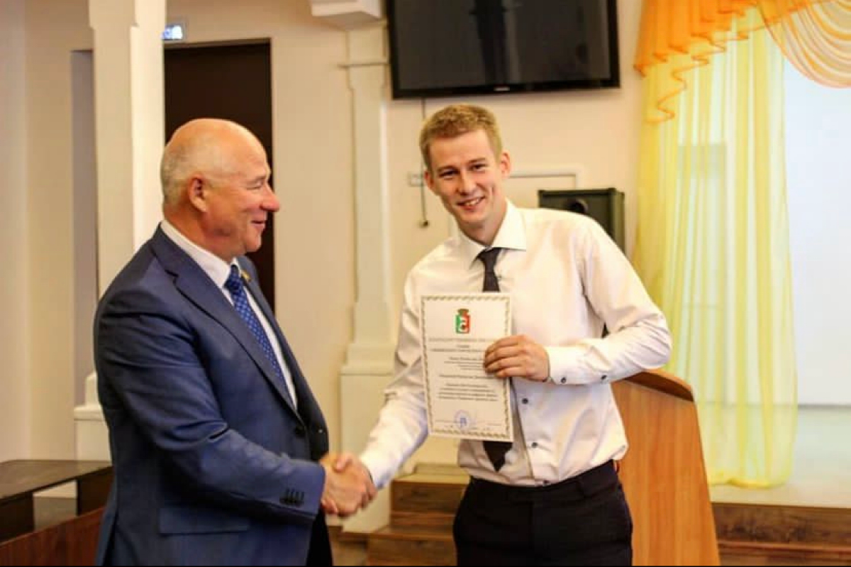 Всем привет, меня зовут Чепин Владислав. Я руководитель VIP - направления в страховой компании Согласие. Расскажу кратко о себе : родился в небольшом городе Тавда, Свердловская область | Сетка — социальная сеть от hh.ru