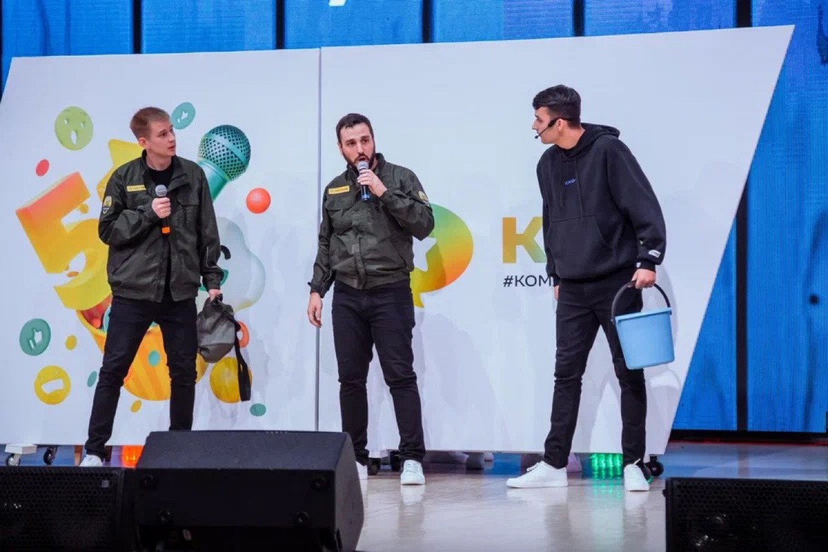 В крупных компаниях КВН — это уже давно не игра, а часть корпоративной культуры. Это возможность показать себя, получить новые навыки и стать частью команды | Сетка — социальная сеть от hh.ru