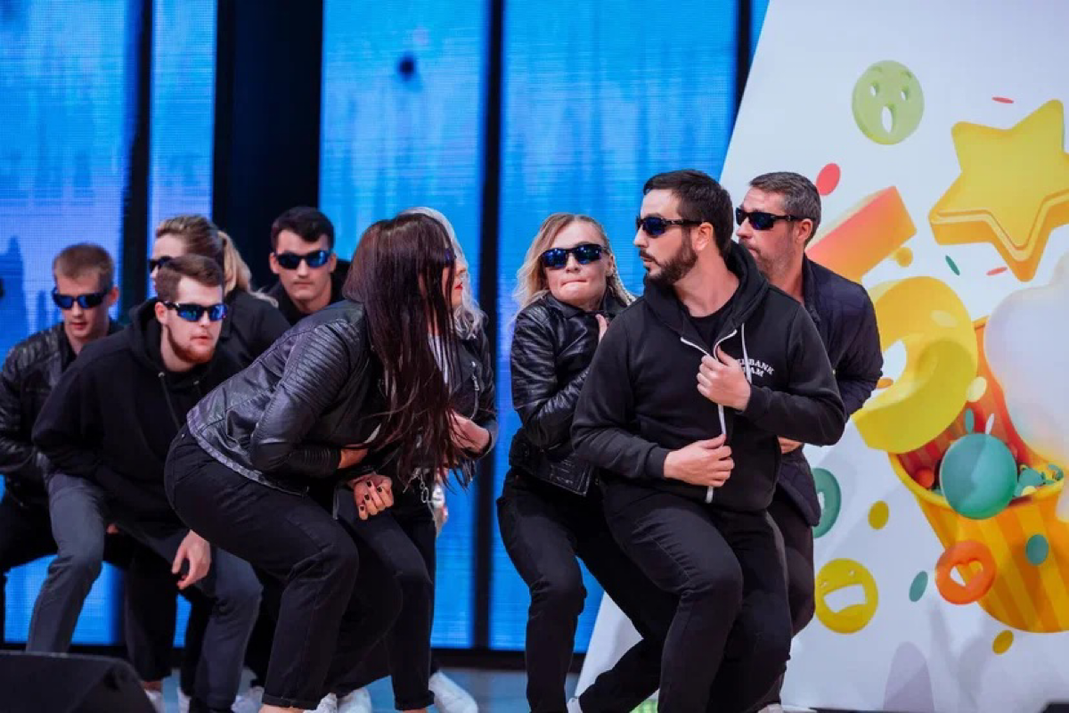 В крупных компаниях КВН — это уже давно не игра, а часть корпоративной культуры. Это возможность показать себя, получить новые навыки и стать частью команды | Сетка — социальная сеть от hh.ru