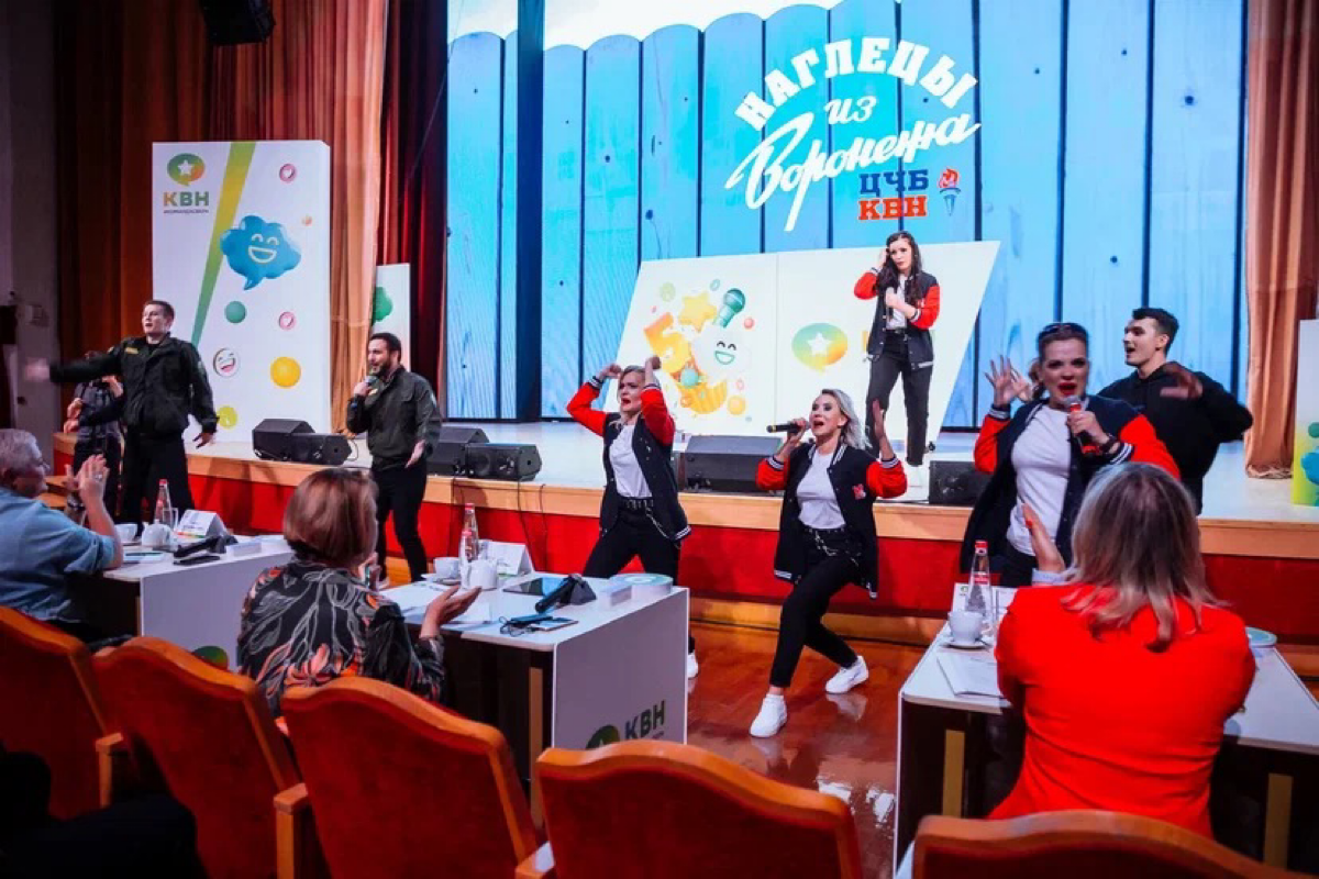 В крупных компаниях КВН — это уже давно не игра, а часть корпоративной культуры. Это возможность показать себя, получить новые навыки и стать частью команды | Сетка — социальная сеть от hh.ru