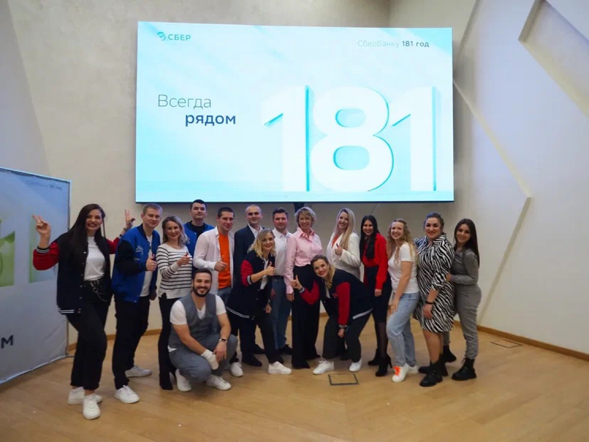 В крупных компаниях КВН — это уже давно не игра, а часть корпоративной культуры. Это возможность показать себя, получить новые навыки и стать частью команды | Сетка — социальная сеть от hh.ru