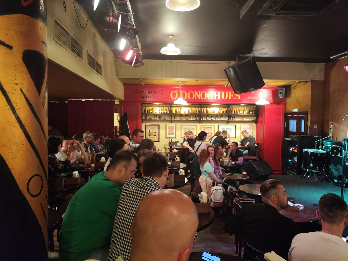 !алярм! Пост не про работу и не с мемами!
На выходных сходил на стендап) было очень весело, думал подчеркну оттуда пару шутеек, но вот что выяснилось: без пересказывается всего панчлайна, выдёргивать ... | Сетка — социальная сеть от hh.ru