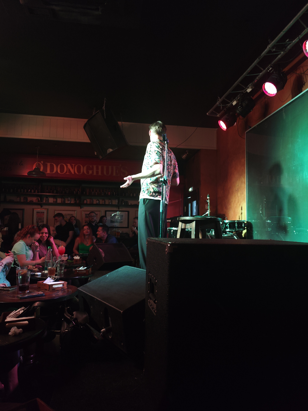 !алярм! Пост не про работу и не с мемами!
На выходных сходил на стендап) было очень весело, думал подчеркну оттуда пару шутеек, но вот что выяснилось: без пересказывается всего панчлайна, выдёргивать ... | Сетка — социальная сеть от hh.ru