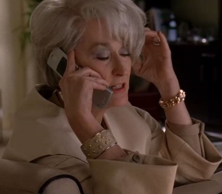 Перейдём к Прадоносительнице, великой и ужасной Миранде Пристли. У неё телефон должен был быть конечно, очень точёный, острый, холодный | Сетка — социальная сеть от hh.ru