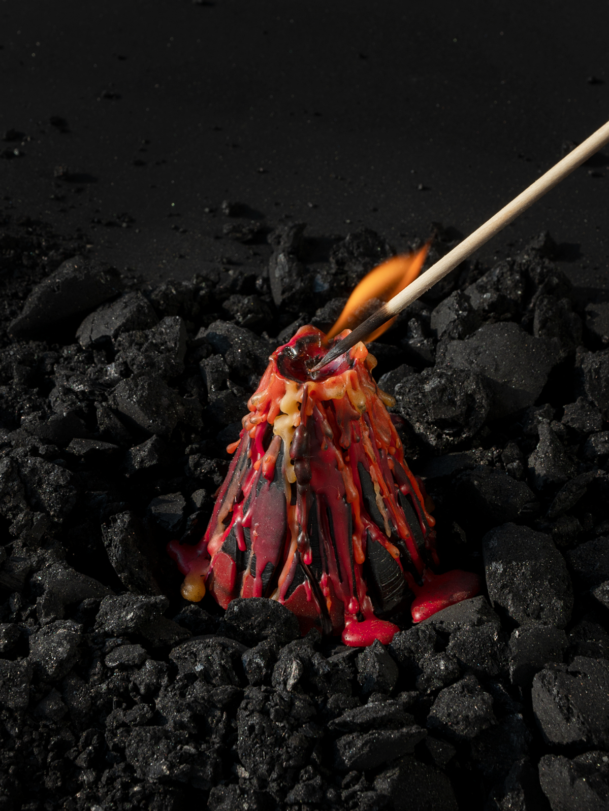 Недавно снимала необычные свечи ручной работы😍 не обошлось без конфуза - по ошибке я купила не угли, а брикеты, и пришлось колоть их молотком | Сетка — социальная сеть от hh.ru