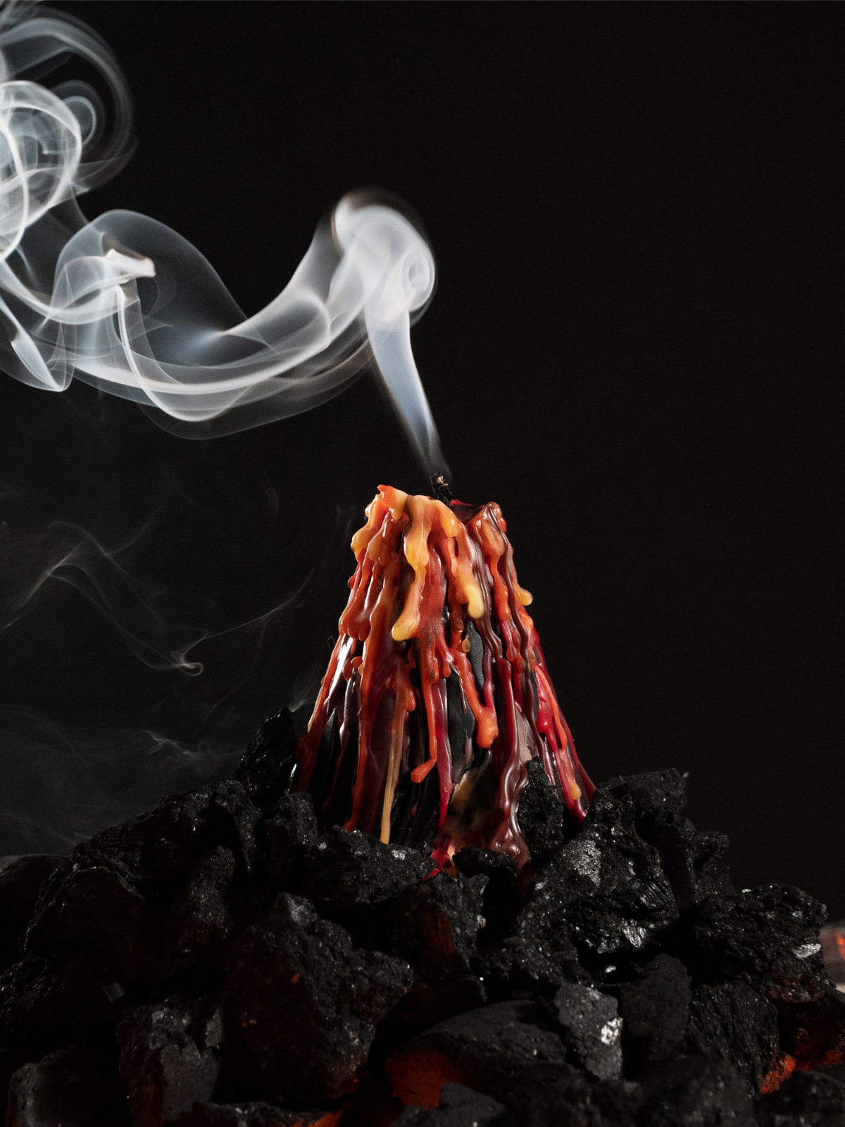 Недавно снимала необычные свечи ручной работы😍 не обошлось без конфуза - по ошибке я купила не угли, а брикеты, и пришлось колоть их молотком | Сетка — социальная сеть от hh.ru