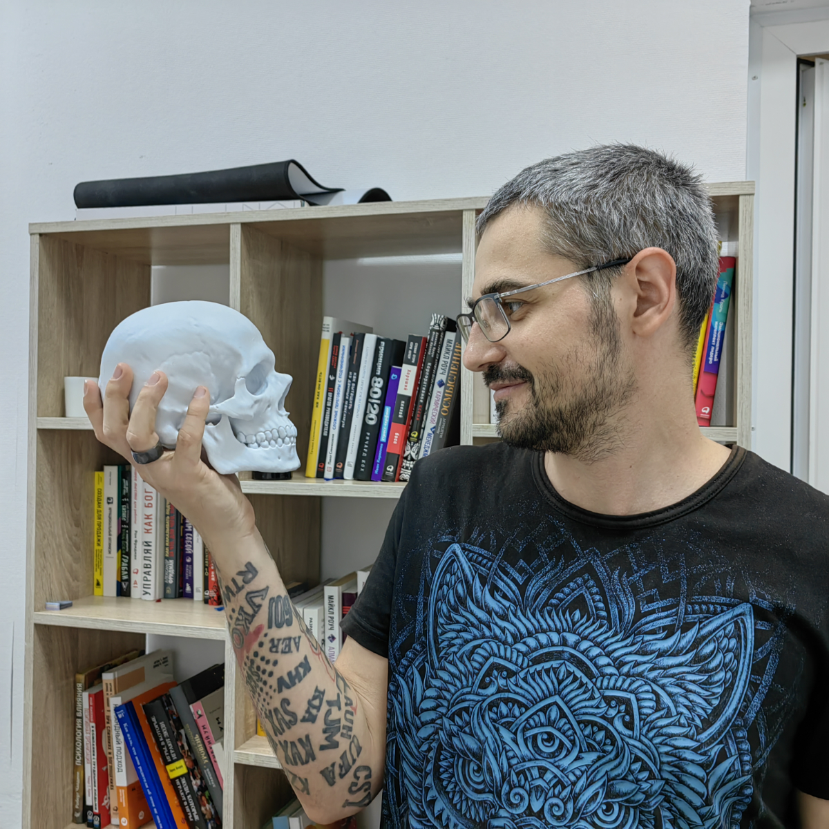 Занимаюсь фотополимерной печатью. Распечатал свой череп после сканирования, в масштабе 1к0,82.
Буду использовать как исключительную авторскую подпись к своим 3D моделям | Сетка — социальная сеть от hh.ru