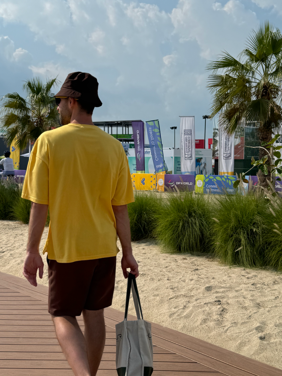 Лето - период отпусков 😎⛱️
В это время хочется побыстрей собрать чемодан, прыгнуть в воздушный лайнер, да прям на прилете нырнуть в заветный соленый водоем | Сетка — социальная сеть от hh.ru