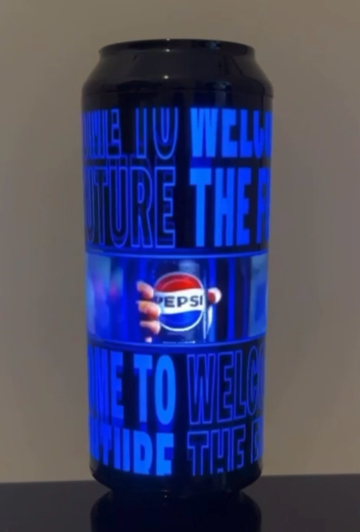 Pepsi выпустили гибкий дисплей, который поместили на алюминиевую банку. Новую банку назвали Pepsi Smart Can.
Презентацию «умной банки» показали на фестивале «Каннские львы» | Сетка — социальная сеть от hh.ru