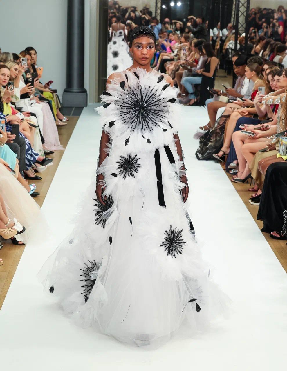 YANINA Couture – единственный российский модный дом, который ежегодно проводит показы в рамках парижской Недели моды. Этот сезон не стал исключением | Сетка — социальная сеть от hh.ru