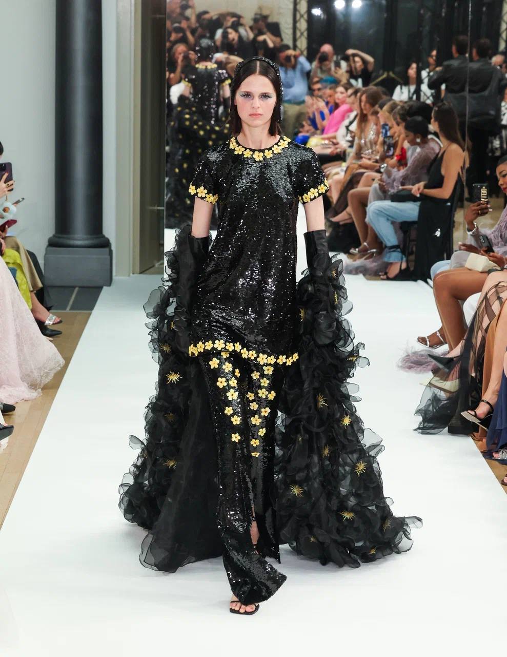 YANINA Couture – единственный российский модный дом, который ежегодно проводит показы в рамках парижской Недели моды. Этот сезон не стал исключением | Сетка — социальная сеть от hh.ru