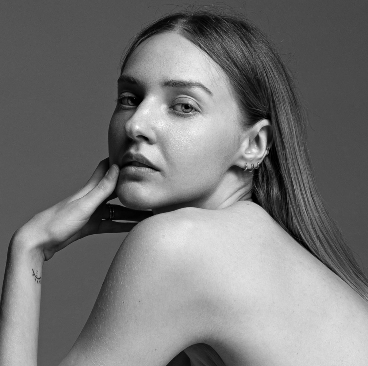 Хай!
Меня зовут Ира Бабкина, сейчас я руководитель отдела в hh ❤️
Работала в ЦУМ, в банковском секторе и системах безопасности. В юношестве играла в футбол, фотографировалась и пила джус | Сетка — социальная сеть от hh.ru