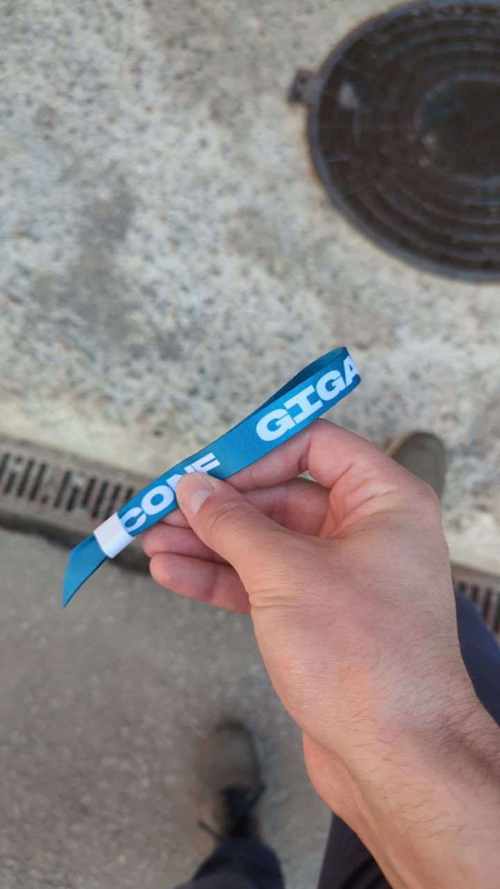 Что такое кепка я знаю, а второе это что?
#gigaconf | Сетка — социальная сеть от hh.ru