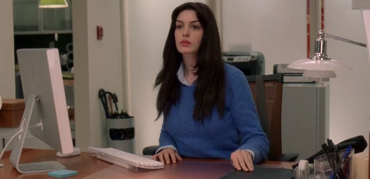 На рабочих столах ассистенток, конечно же, "яблоки"
Мы видим мониторы Apple Cinhema Display и клавиатуру начала нулевых | Сетка — социальная сеть от hh.ru