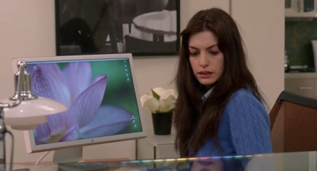 На рабочих столах ассистенток, конечно же, "яблоки"
Мы видим мониторы Apple Cinhema Display и клавиатуру начала нулевых | Сетка — социальная сеть от hh.ru