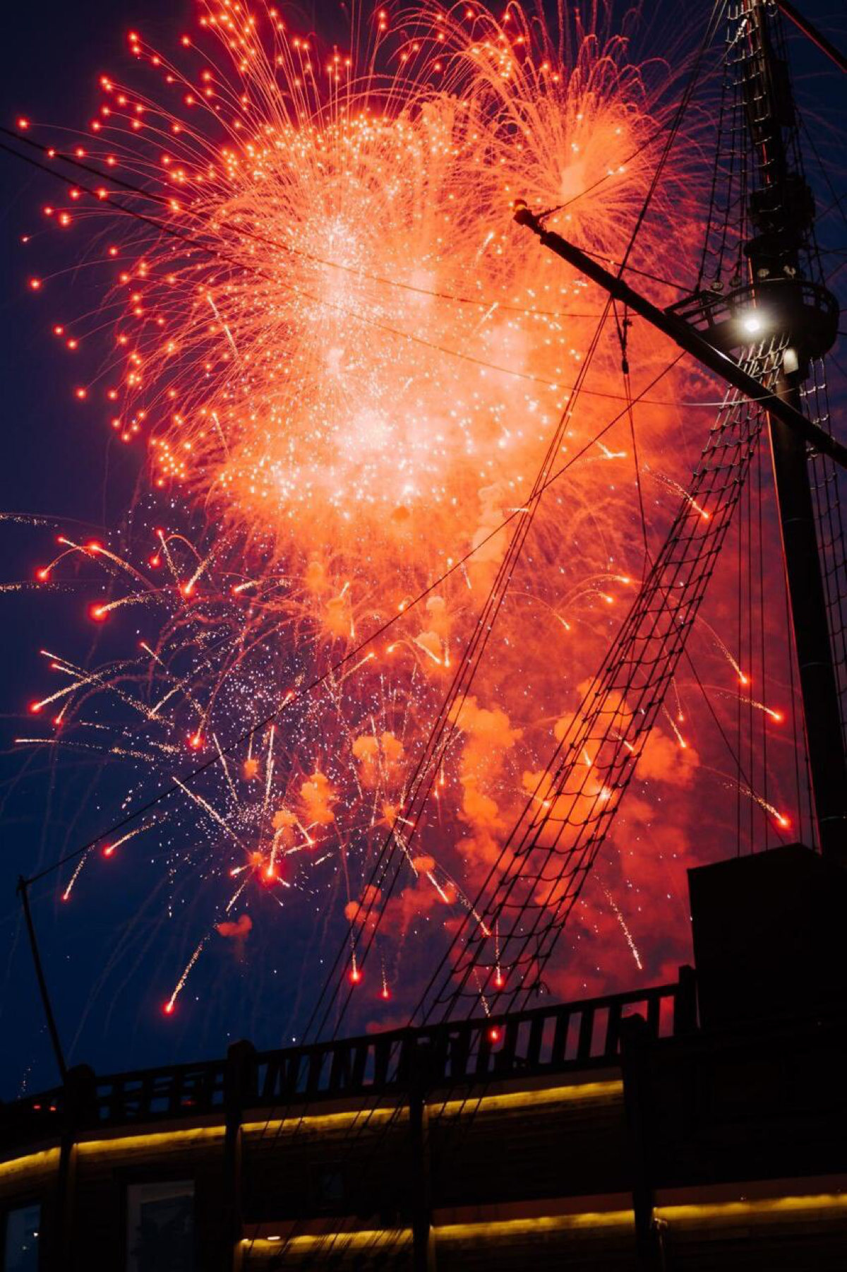 Лучший вид на Алые Паруса в Санкт-Петербурге – с ресторана-корабля «Магадан»!
Видовой ресторан «Магадан» (Pinskiy & Co и Novikov Group) в исторической локации города предоставляет возможность увидеть ... | Сетка — социальная сеть от hh.ru